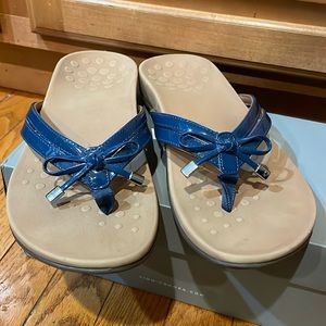 Vionic flip flops size 10, blue